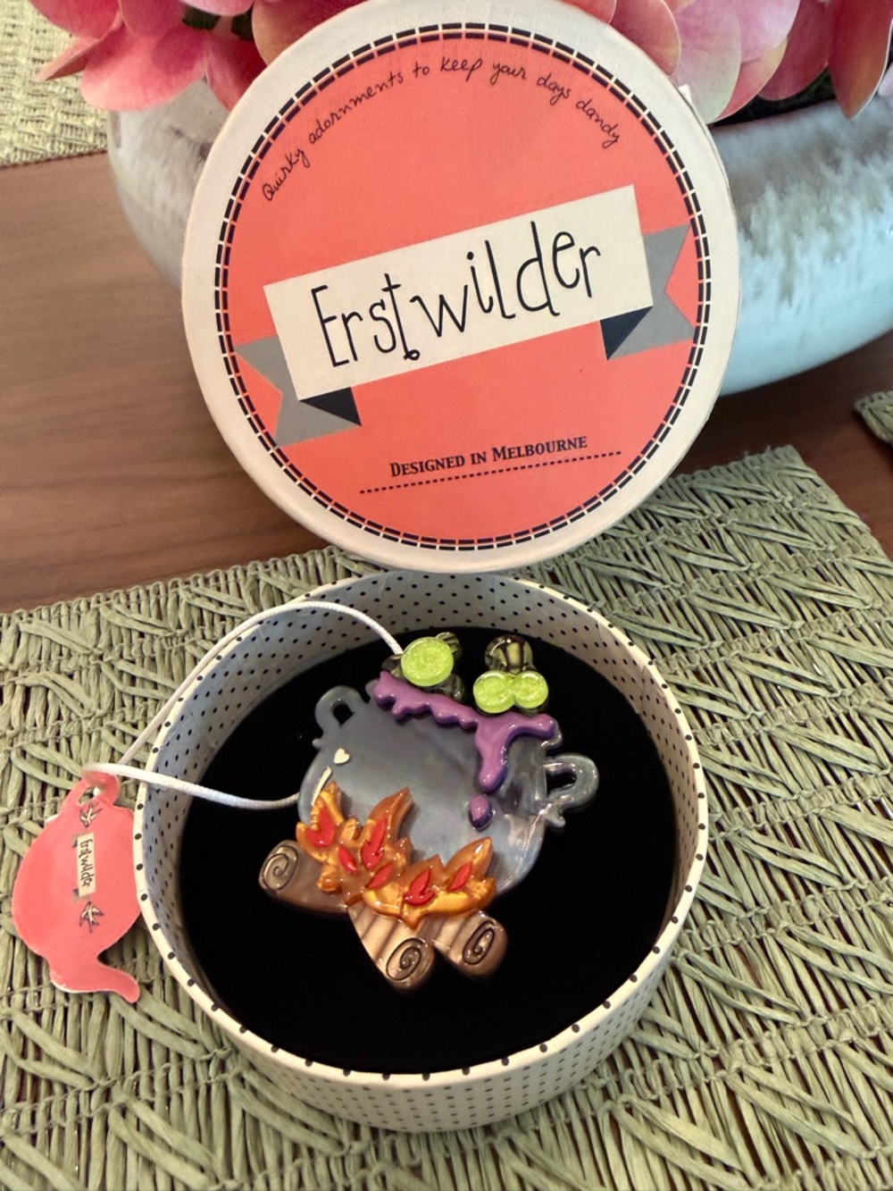 🧙🏼♀️ ERSTWILDER TOIL AND TROUBLE BROOCH CAULDRON PIN - Picture 3 of 4